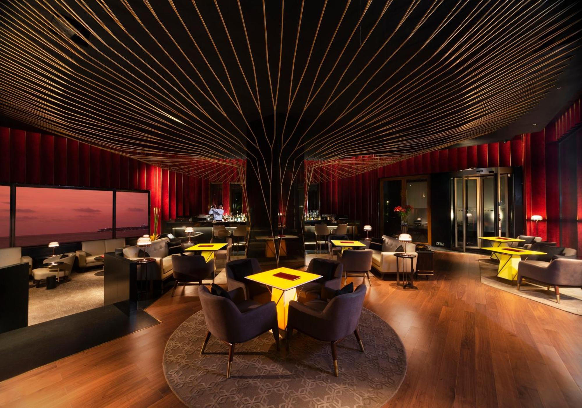Hotel The Oberoi Bombay Esterno foto The interior of the lounge